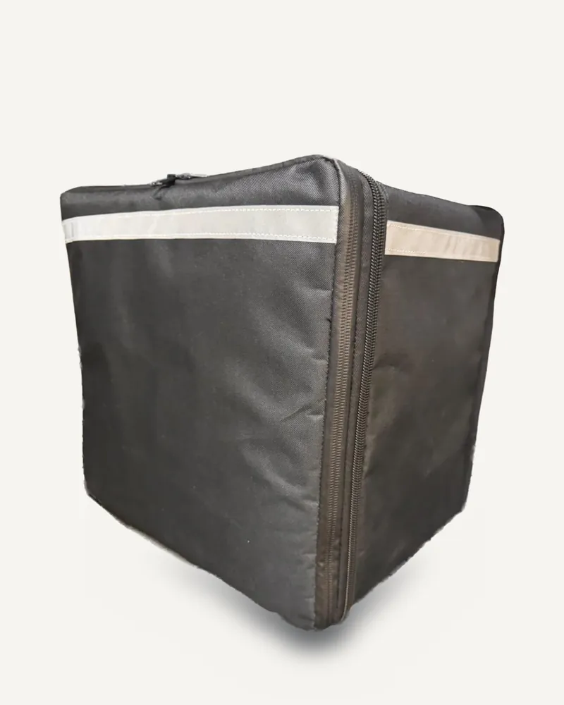 Mochila de reparto compacta en formato cúbico, color negro con cinta reflejante
